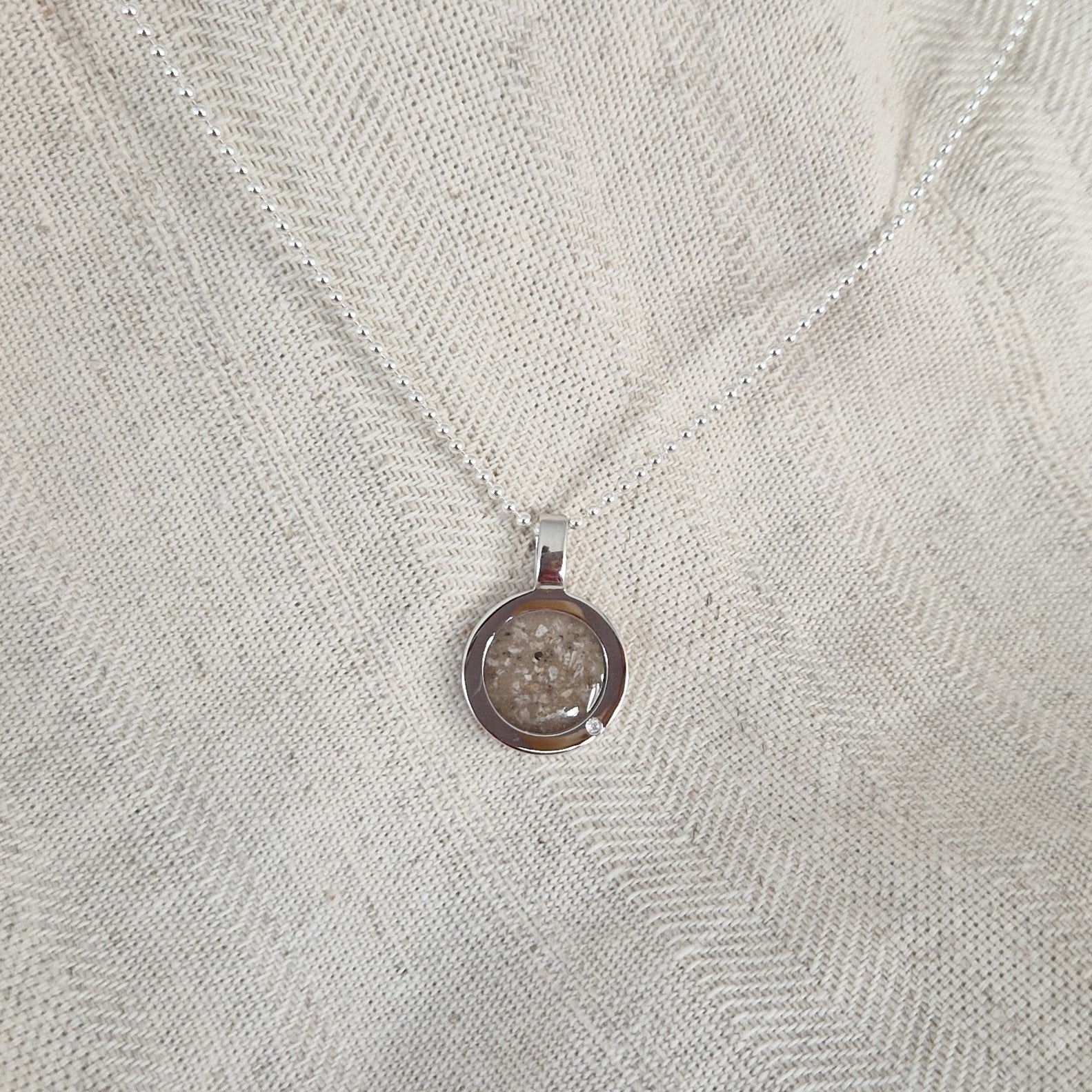 Ashanger rond, gedenksieraad, waar as en haar in verwerkt wordt.alle