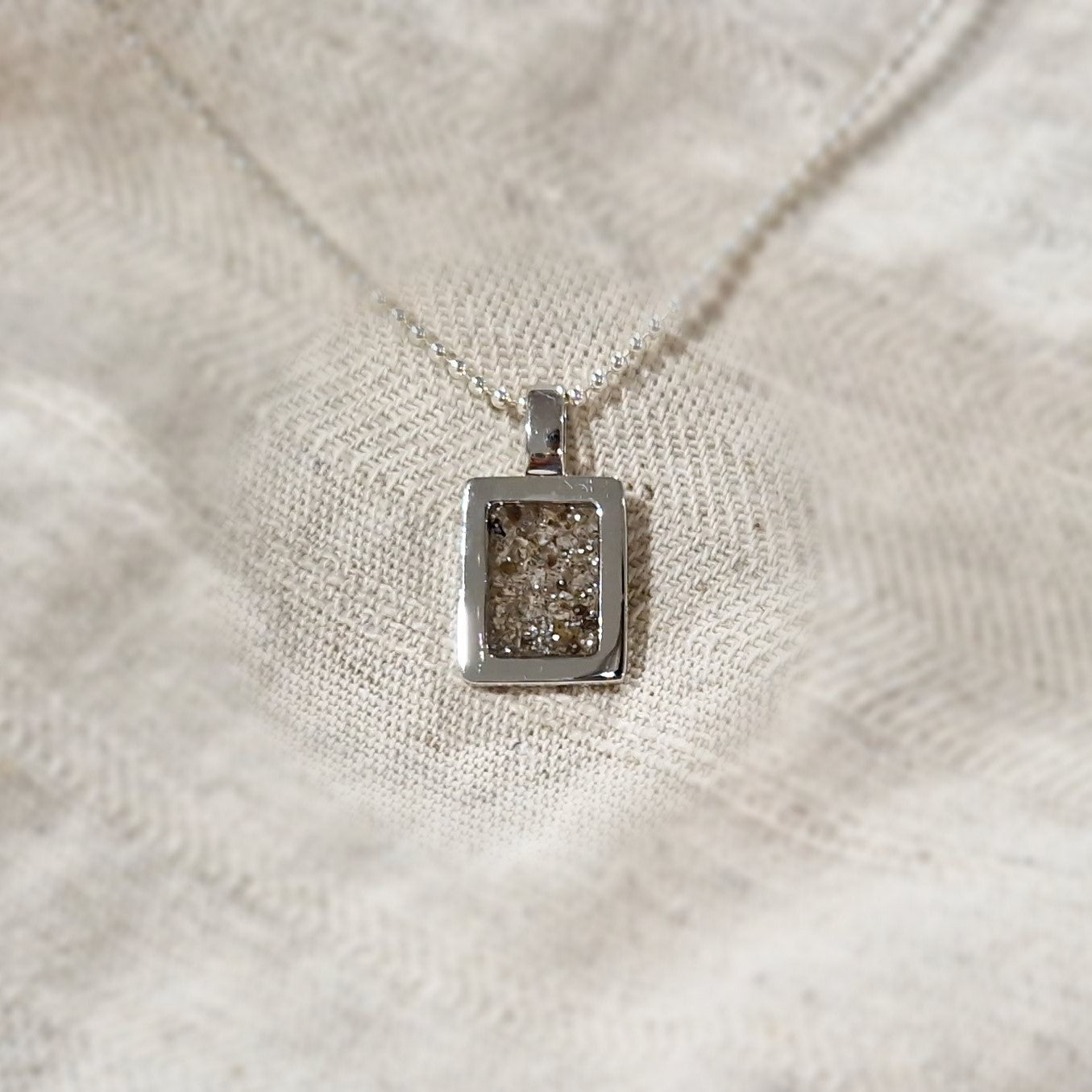 Ashanger rechthoekig, gedenksieraad, waar as en haar in verwerkt wordt.alle