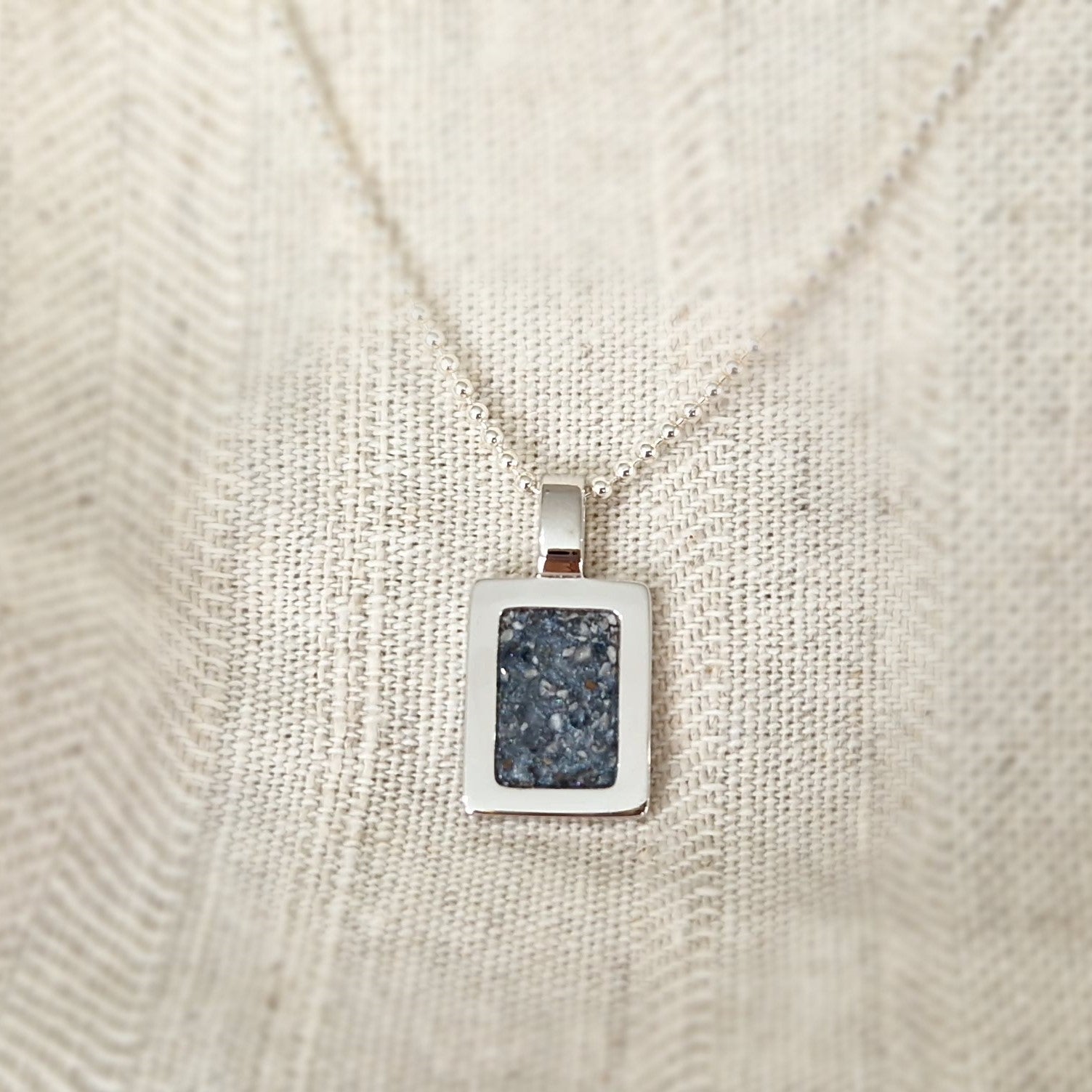 Ashanger rechthoekig, gedenksieraad, waar as en haar in verwerkt wordt.alle