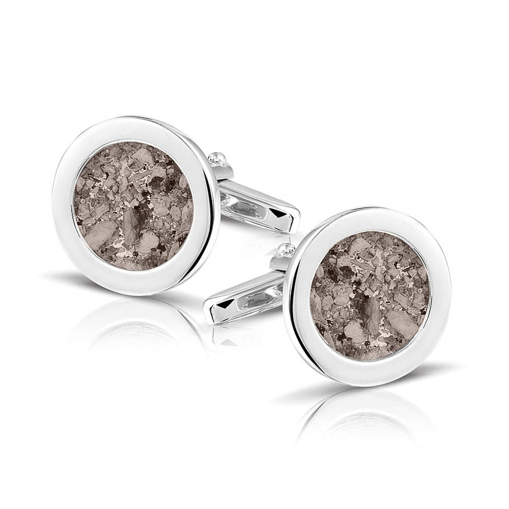 Ronde manchetknopen met as, zichtbaar gevuld, als herinneringssieraad. Silver