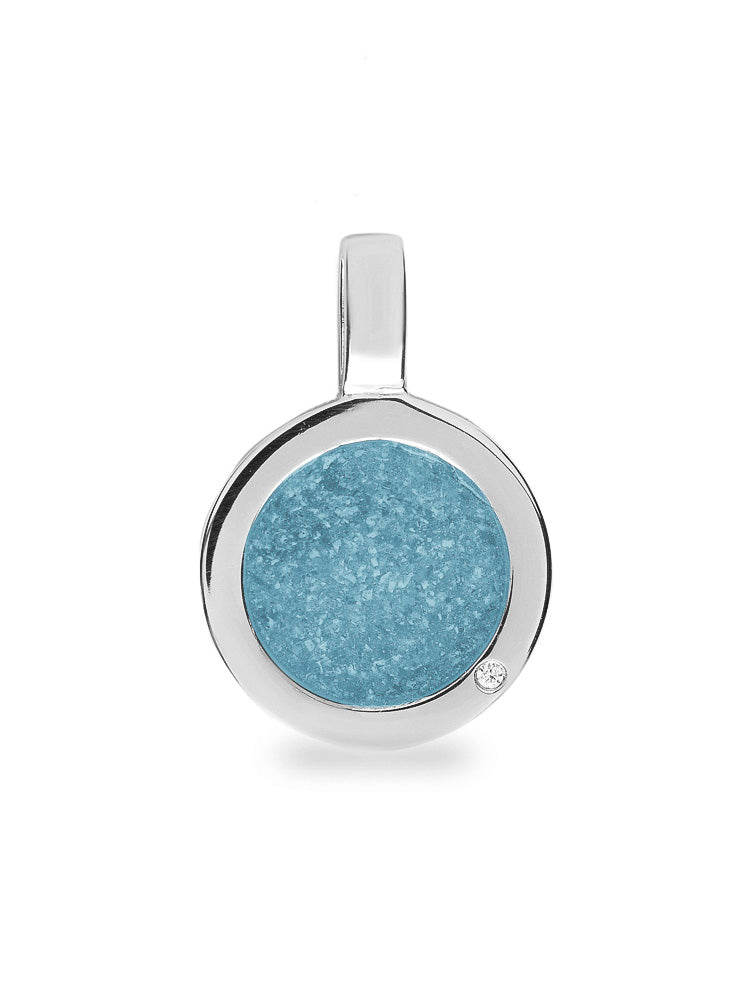 Ronde platte ashanger, gedenksieraad, waar as en haar in verwerkt wordt. Baby