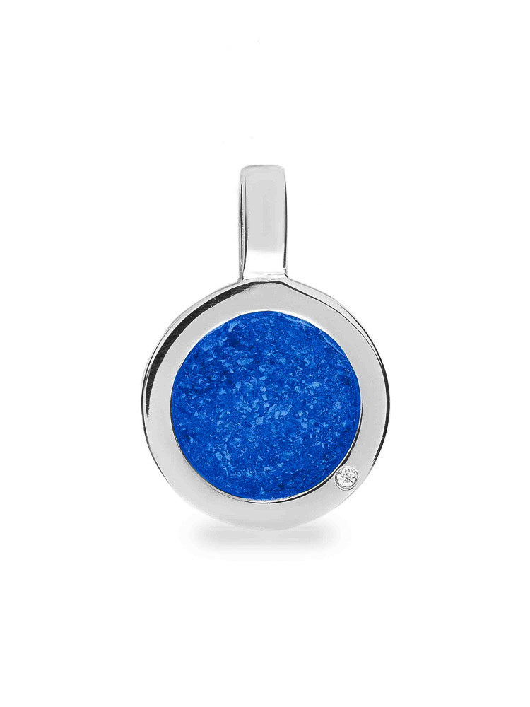 Ronde platte ashanger, gedenksieraad, waar as en haar in verwerkt wordt. Blue