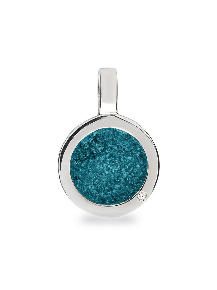 Ronde platte ashanger, gedenksieraad, waar as en haar in verwerkt wordt. Turquoise
