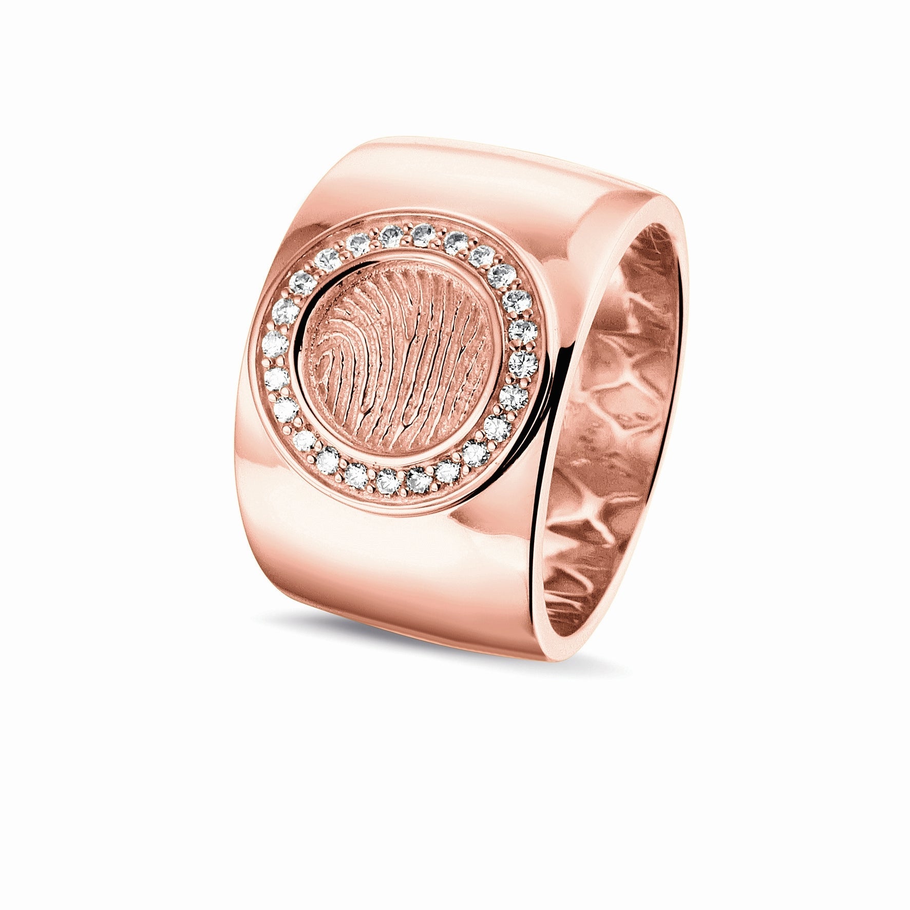 Ring 14 KT roségoud met rond vlak aan de bovenzijde voorzien van een vingerafdruk afgewerkt aan de randen met zirkonia's. gedenksieraad.