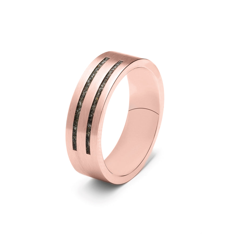Ring als gedenksieraad 6 mm breed met twee langwerpige strepen waar as of haar  in verwerkt wordt. 