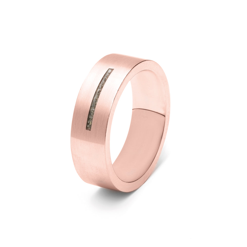 Ring als gedenksieraad 7 mm breed met één langwerpige streep waar as of haar  in verwerkt wordt.De asring is leverbaar in edelstaal, zilver en in 14 en 18 KT geelgoud/witgoud en roségoud. 