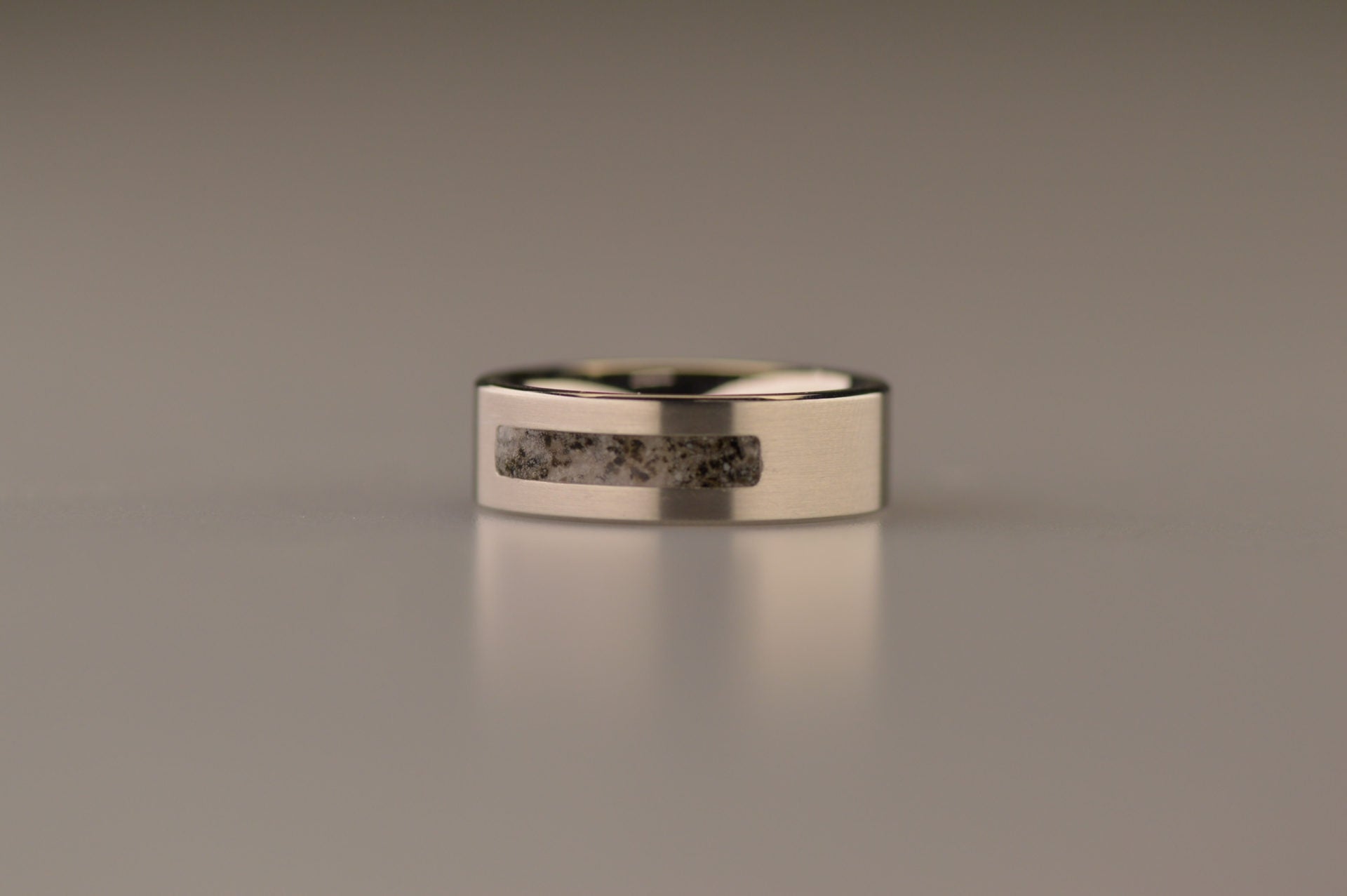 Ring als gedenksieraad 8 mm breed waar de ruimte aan de bovenzijde met as of haar verwerkt wordt. De asring is leverbaar in staal, zilver en in 14 en 18 KT geelgoud/witgoud en roségoud. Alle