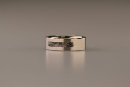 Ring als gedenksieraad 8 mm breed waar de ruimte aan de bovenzijde met as of haar verwerkt wordt. De asring is leverbaar in staal, zilver en in 14 en 18 KT geelgoud/witgoud en roségoud. Alle