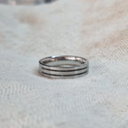 Ring als gedenksieraad 6 mm breed met twee langwerpige strepen waar as of haar  in verwerkt wordt. Alle