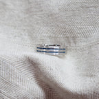 Ring als gedenksieraad 6 mm breed met twee langwerpige strepen waar as of haar  in verwerkt wordt. Alle