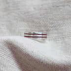 Ring als gedenksieraad 6 mm breed met twee langwerpige strepen waar as of haar  in verwerkt wordt. Alle