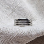 Ring als gedenksieraad 6 mm breed met twee langwerpige strepen waar as of haar  in verwerkt wordt. Alle