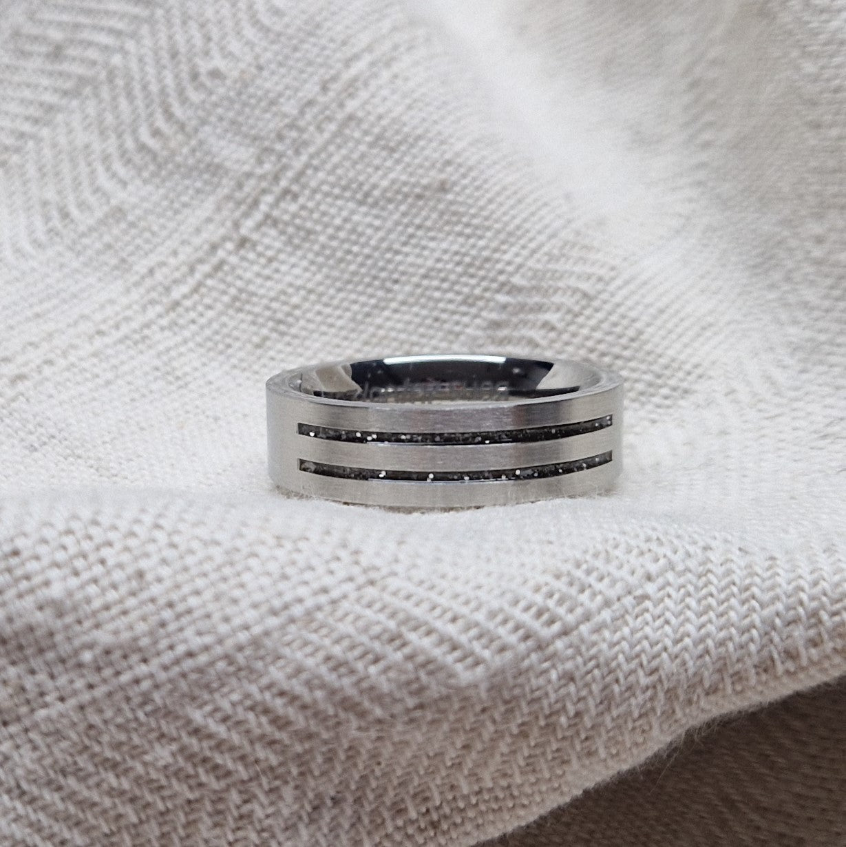 Ring als gedenksieraad 6 mm breed met twee langwerpige strepen waar as of haar  in verwerkt wordt. Alle