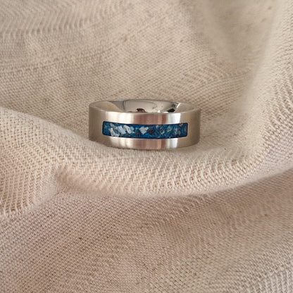 Ring als gedenksieraad 8 mm breed waar de ruimte aan de bovenzijde met as of haar verwerkt wordt. De asring is leverbaar in staal, zilver en in 14 en 18 KT geelgoud/witgoud en roségoud. Alle