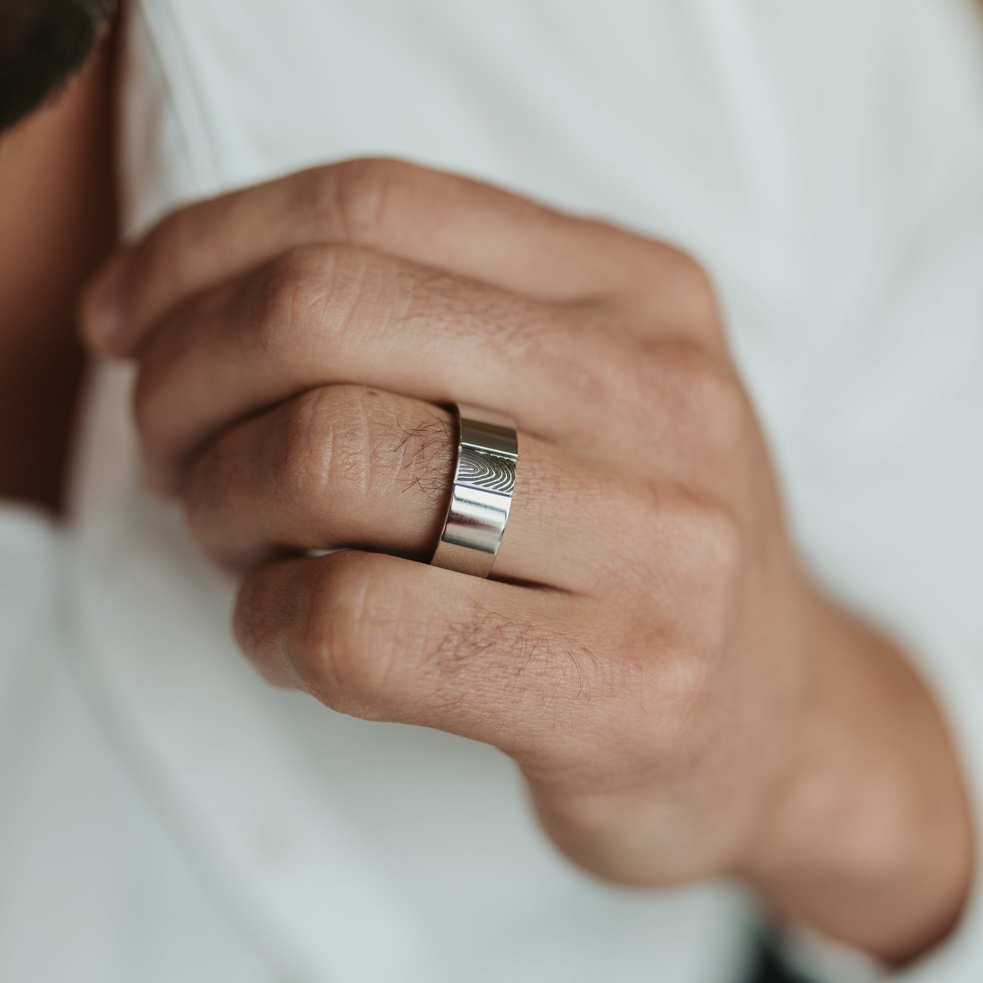 Ring 8 mm met een rechthoekig vlakje aan de voorzijde voorzien van een vingerafdruk. Alle