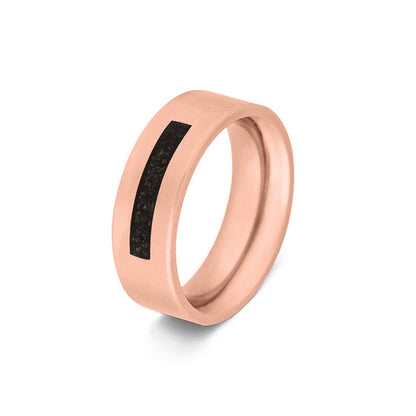 Ring als gedenksieraad 8 mm breed waar de ruimte aan de bovenzijde met as of haar verwerkt wordt. Black
