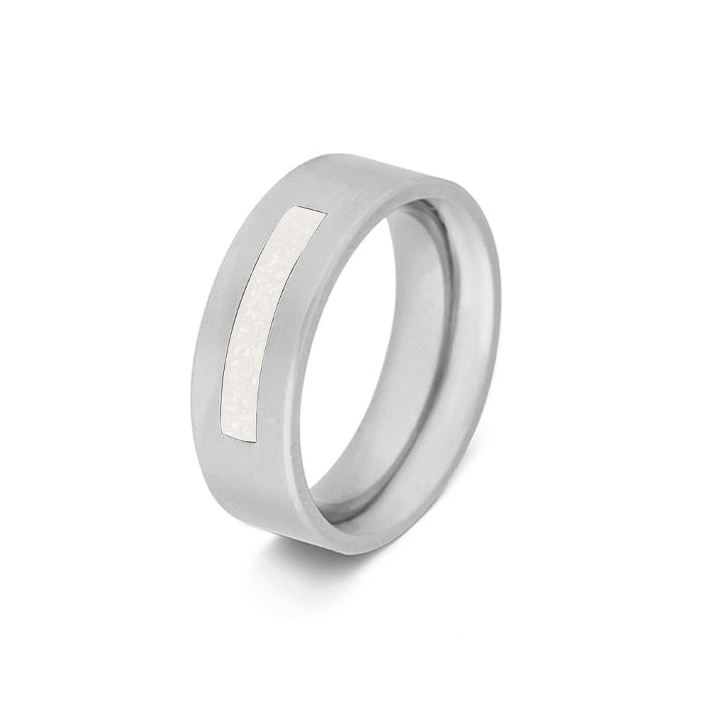 Ring als gedenksieraad 8 mm breed waar de ruimte aan de bovenzijde met as of haar verwerkt wordt.White