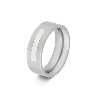Ring als gedenksieraad 8 mm breed waar de ruimte aan de bovenzijde met as of haar verwerkt wordt.White