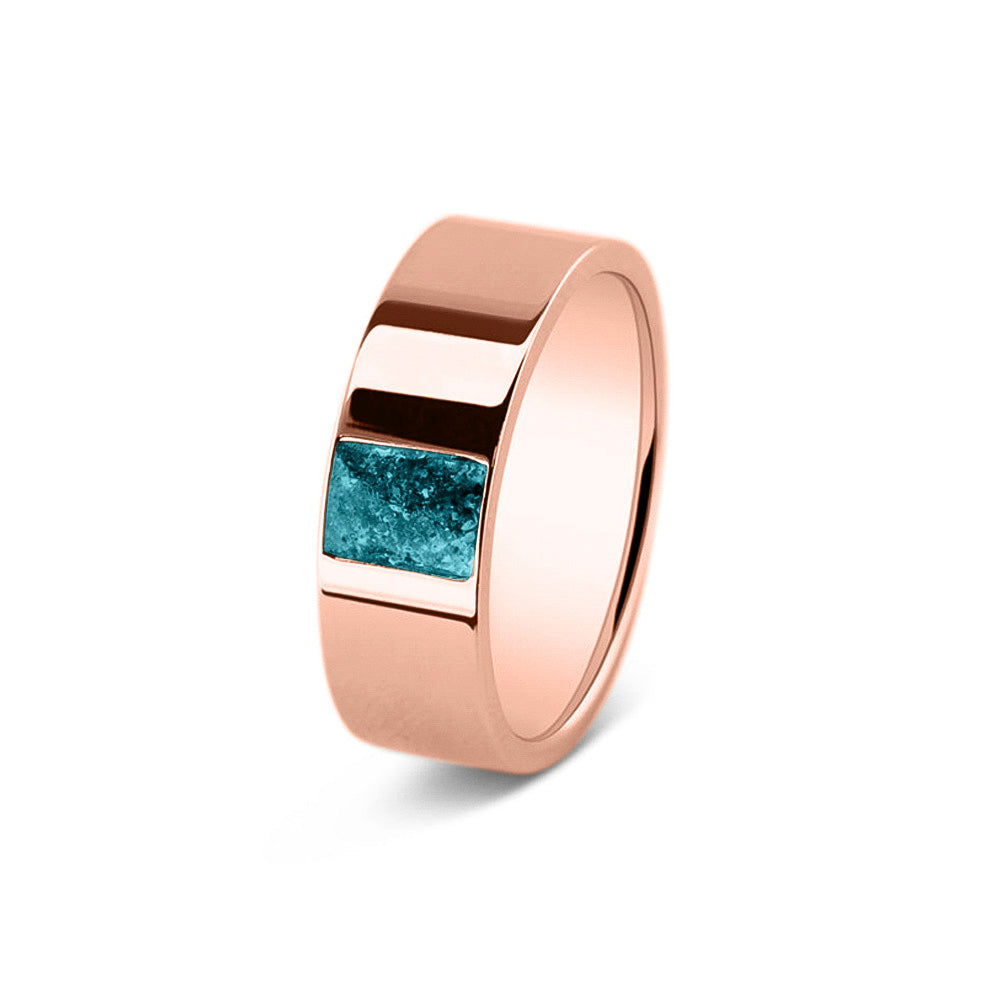 Ring als gedenksieraad 8 mm breed, glans afwerking met een rechthoekig vlak aan de voorzijde, waar as of haar  in verwerkt wordt. Turquoise