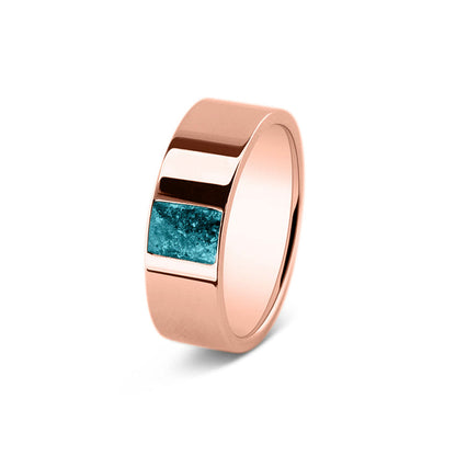 Ring als gedenksieraad 8 mm breed, glans afwerking met een rechthoekig vlak aan de voorzijde, waar as of haar  in verwerkt wordt. Turquoise