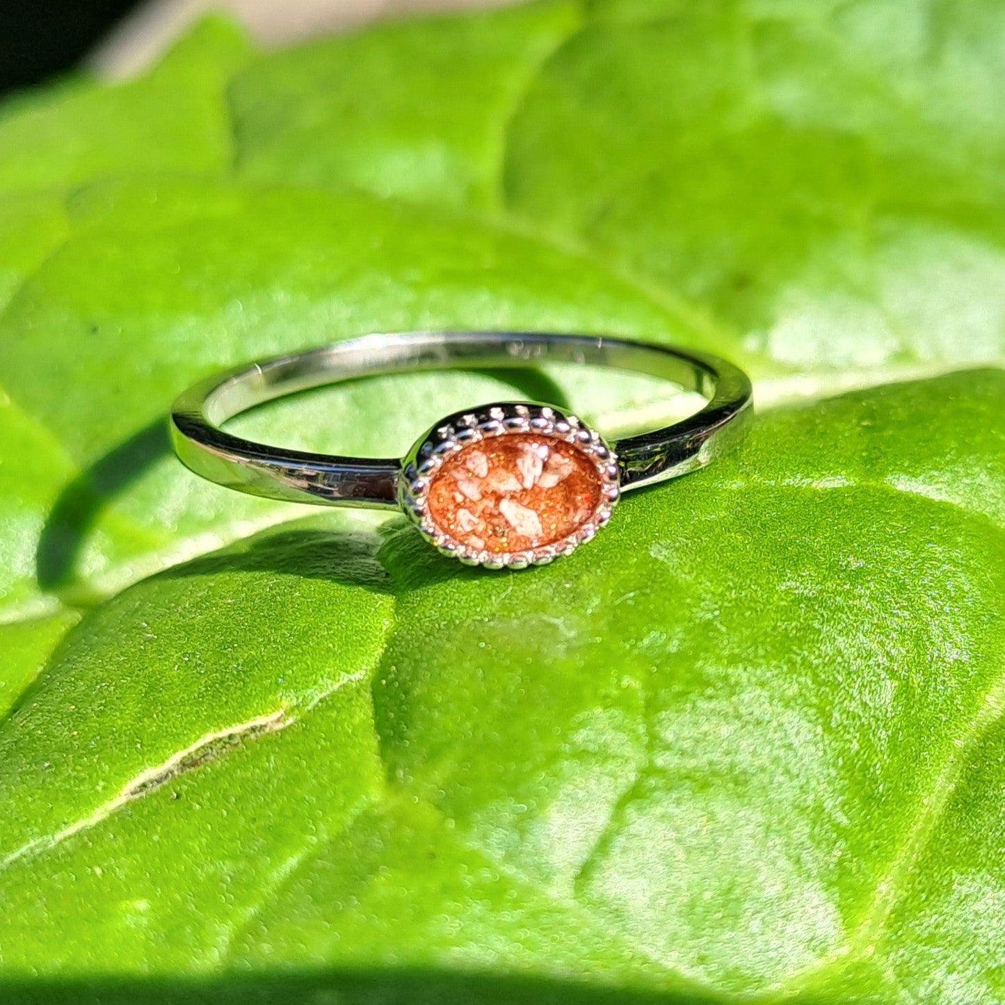 Gedenksieraad, ring met een hartje er boven op , waar zichtbaar as of haar  in verwerkt wordt. De asring is leverbaar in zilver en geelgoud/witgoud en roségoud. Alle