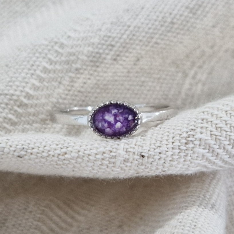 Gedenksieraad, ring met een hartje er boven op , waar zichtbaar as of haar  in verwerkt wordt. De asring is leverbaar in zilver en geelgoud/witgoud en roségoud. Alle