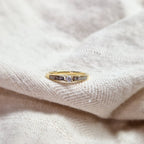 Gedenksieraad, ring 3 mm met (zirkonia of diamant), geflankeerd door twee compartimenten waar zichtbaar as of haar  in verwerkt wordt. Alle