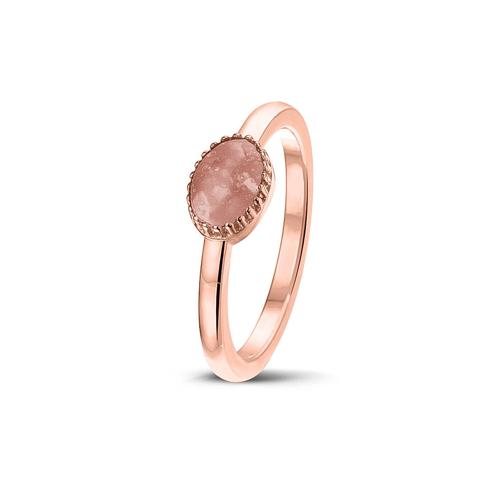 Afmeting ovaal: 8x6 mm, Ringband: 1.5 mm. Gedenksieraad, ring met een hartje er boven op , waar zichtbaar as of haar  in verwerkt wordt. Blush