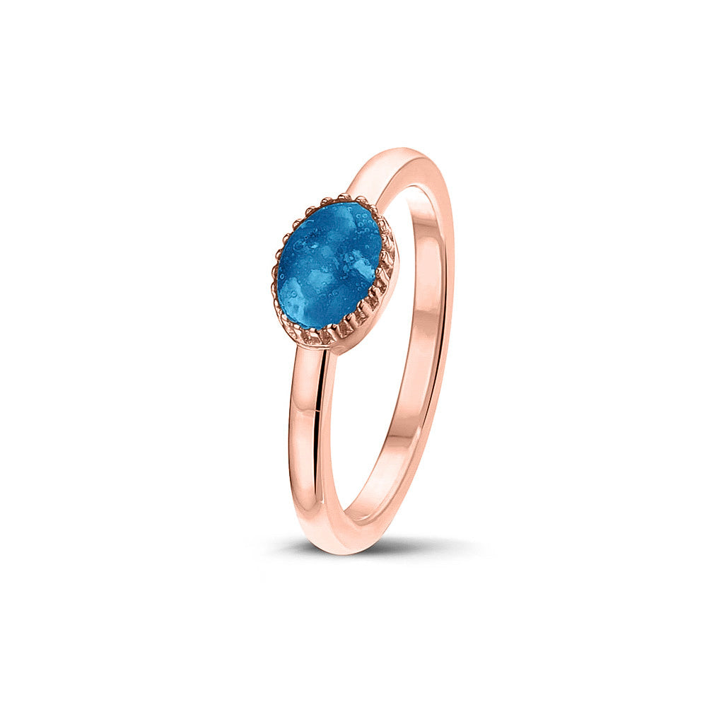Afmeting ovaal: 8x6 mm, Ringband: 1.5 mm. Gedenksieraad, ring met een hartje er boven op , waar zichtbaar as of haar  in verwerkt wordt. Marine
