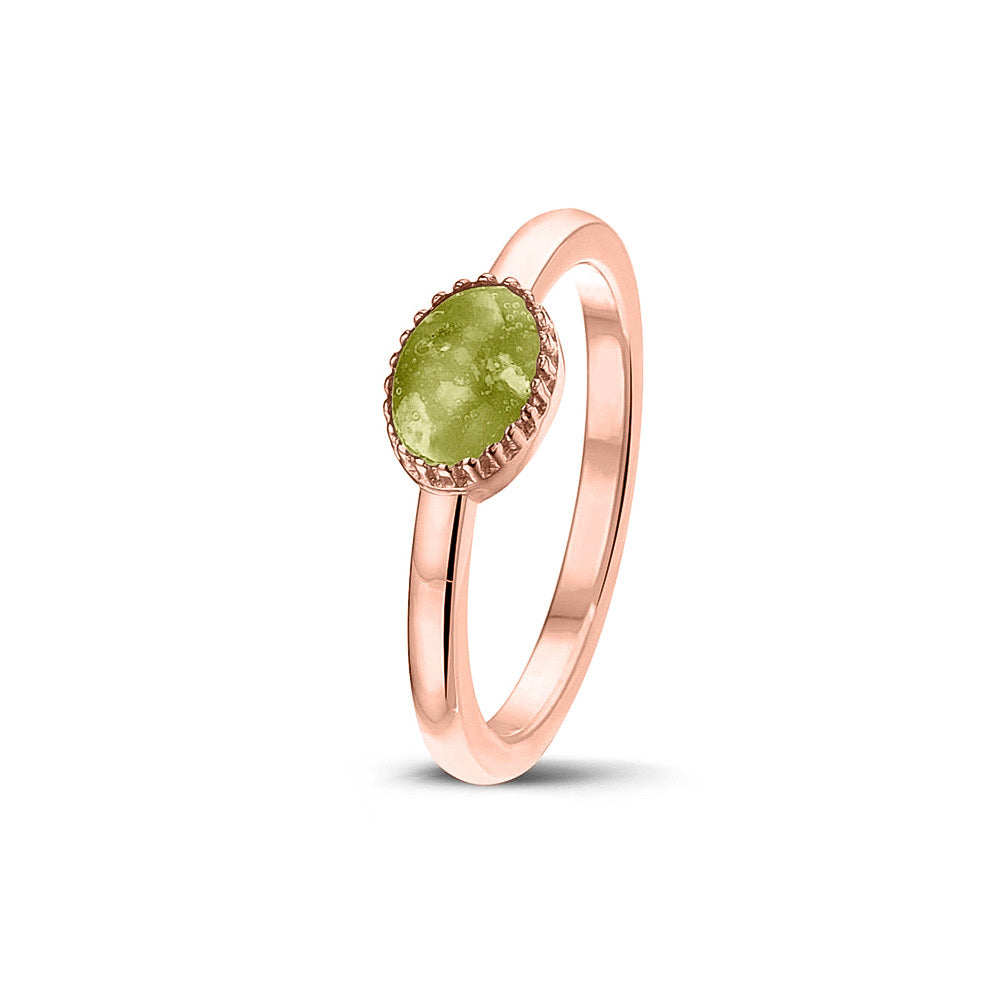 Afmeting ovaal: 8x6 mm, Ringband: 1.5 mm. Gedenksieraad, ring met een hartje er boven op , waar zichtbaar as of haar  in verwerkt wordt. Olive