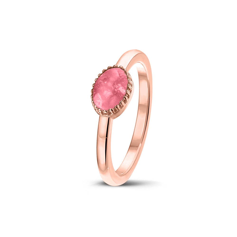 Afmeting ovaal: 8x6 mm, Ringband: 1.5 mm. Gedenksieraad, ring met een hartje er boven op , waar zichtbaar as of haar  in verwerkt wordt. Soft