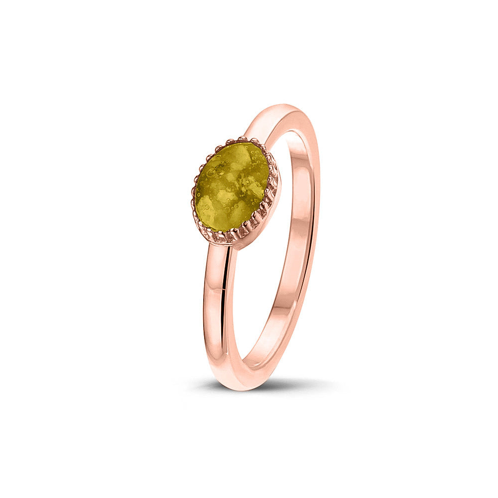 Afmeting ovaal: 8x6 mm, Ringband: 1.5 mm. Gedenksieraad, ring met een hartje er boven op , waar zichtbaar as of haar  in verwerkt wordt. Yellow