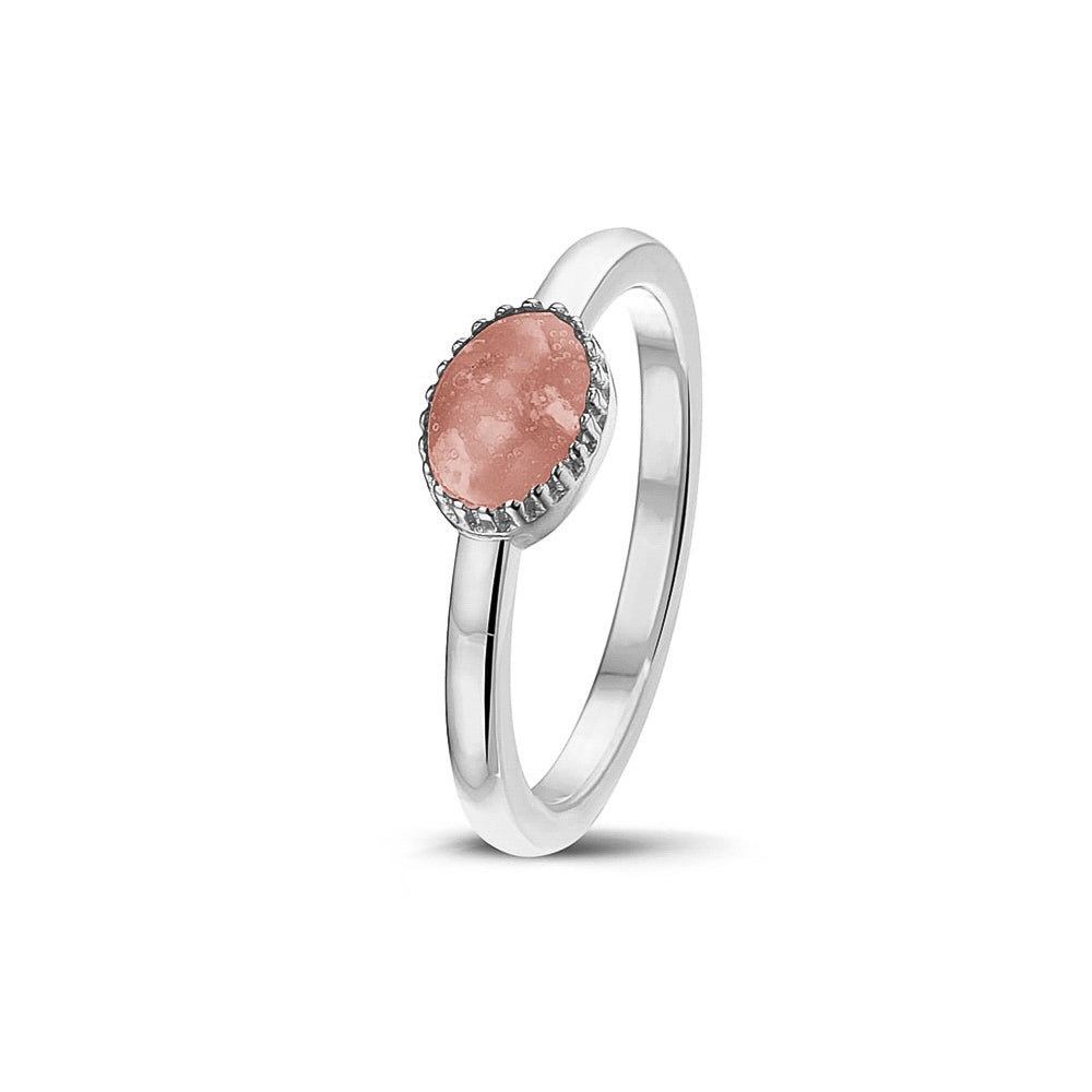 Afmeting ovaal: 8x6 mm, Ringband: 1.5 mm. Gedenksieraad, ring met een hartje er boven op , waar zichtbaar as of haar  in verwerkt wordt. Blush
