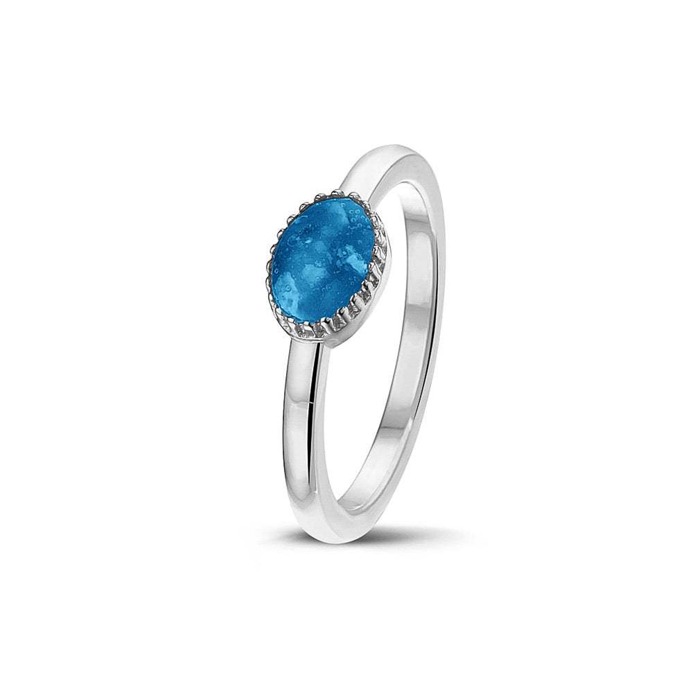 Afmeting ovaal: 8x6 mm, Ringband: 1.5 mm. Gedenksieraad, ring met een hartje er boven op , waar zichtbaar as of haar  in verwerkt wordt. Marine