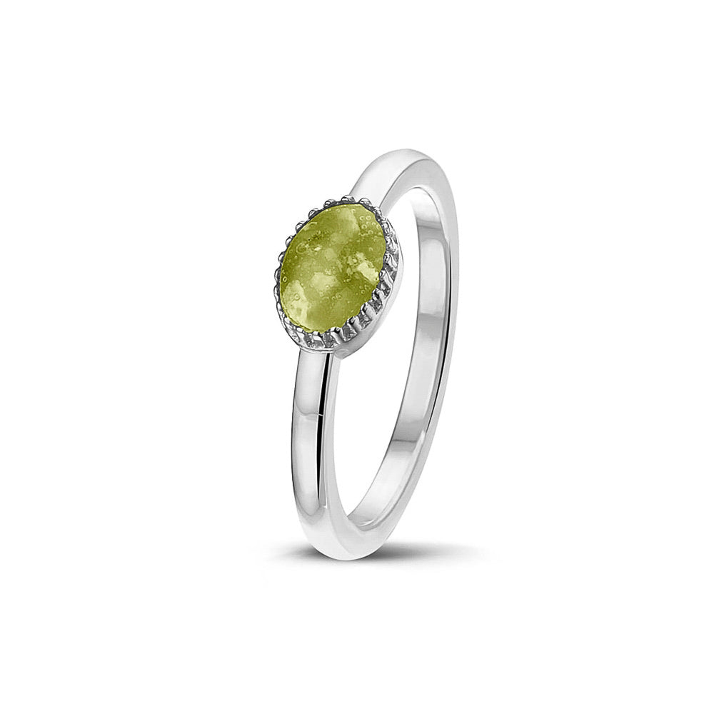 Afmeting ovaal: 8x6 mm, Ringband: 1.5 mm. Gedenksieraad, ring met een hartje er boven op , waar zichtbaar as of haar  in verwerkt wordt. Olive