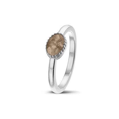 Afmeting ovaal: 8x6 mm, Ringband: 1.5 mm. Gedenksieraad, ring met een hartje er boven op , waar zichtbaar as of haar  in verwerkt wordt. Transparent