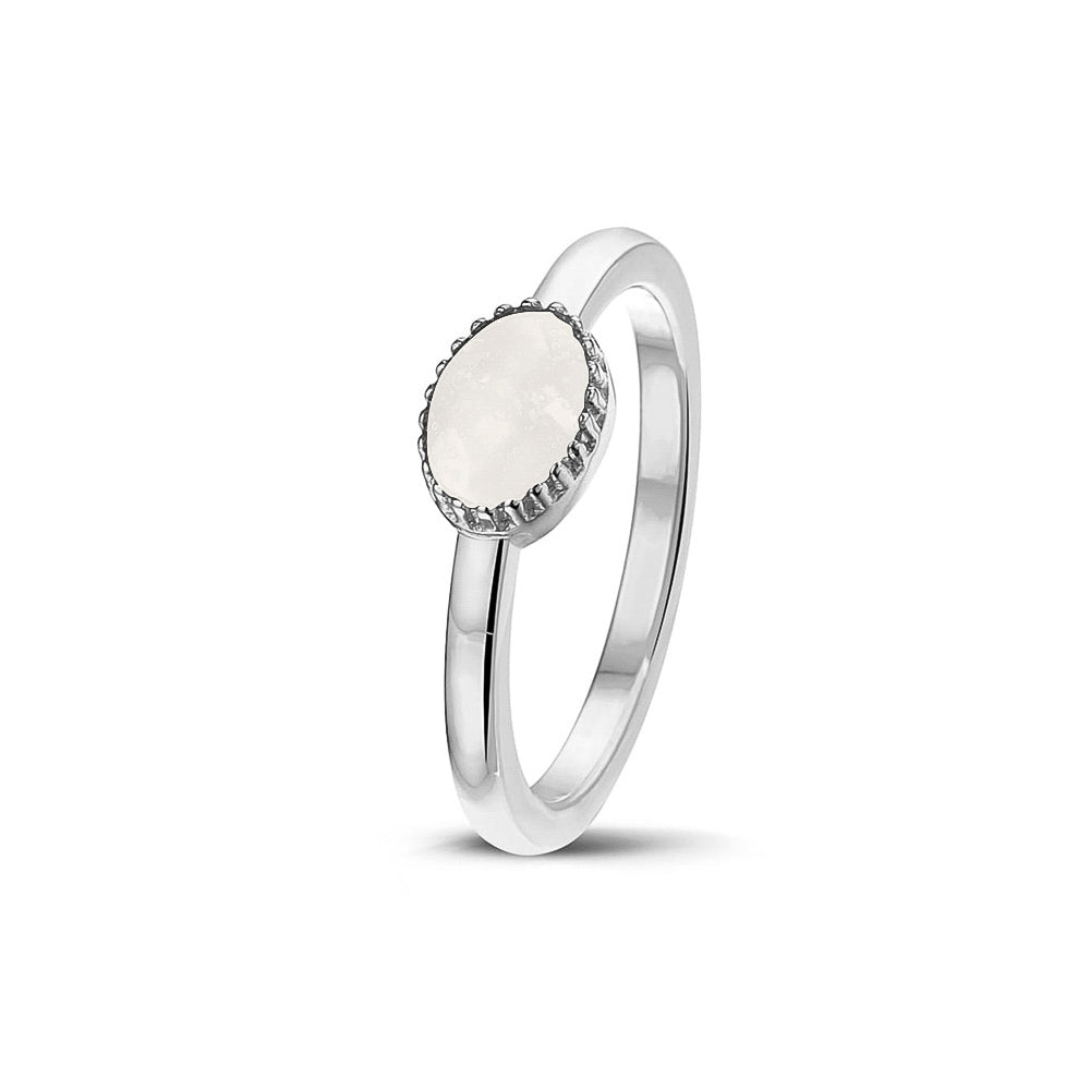 Afmeting ovaal: 8x6 mm, Ringband: 1.5 mm. Gedenksieraad, ring met een hartje er boven op , waar zichtbaar as of haar  in verwerkt wordt. White