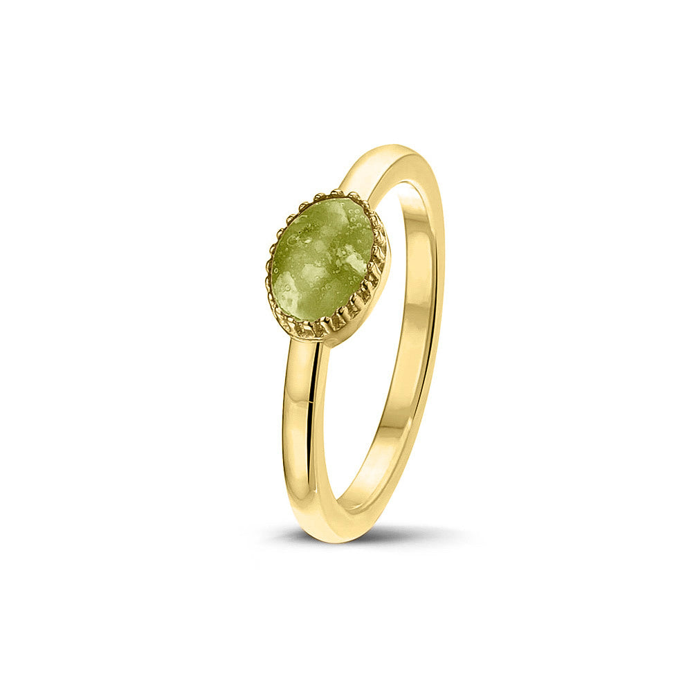 Afmeting ovaal: 8x6 mm, Ringband: 1.5 mm. Gedenksieraad, ring met een hartje er boven op , waar zichtbaar as of haar  in verwerkt wordt. Olive