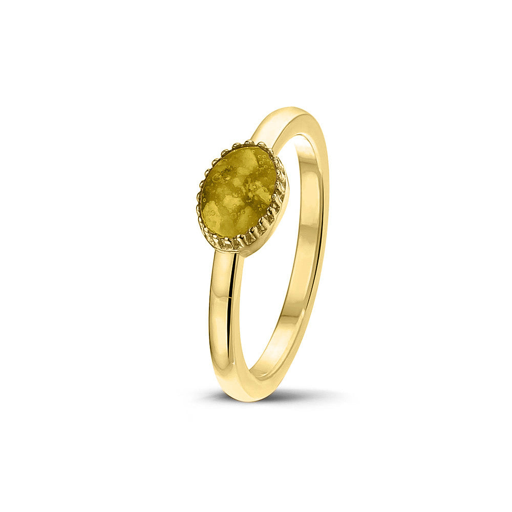 Afmeting ovaal: 8x6 mm, Ringband: 1.5 mm. Gedenksieraad, ring met een hartje er boven op , waar zichtbaar as of haar  in verwerkt wordt. Yellow