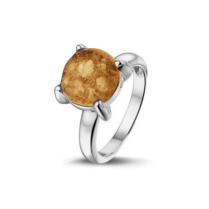 Gedenksieraad, asring chaton waar aan de bovenzijde zichtbaar as of haar (of eventueel melktandjes of moedermelk) verwerkt wordt.  Gold