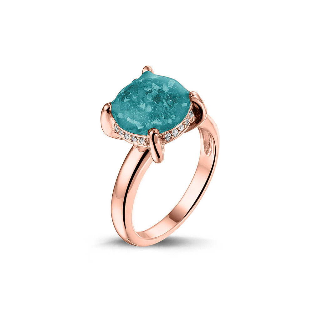 Gedenksieraad, asring 3 mm waar aan de bovenzijde zichtbaar as of haar verwerkt wordt, rondom aan de zijkant gezet met zirkonia's of diamanten naar keuze. Aqua