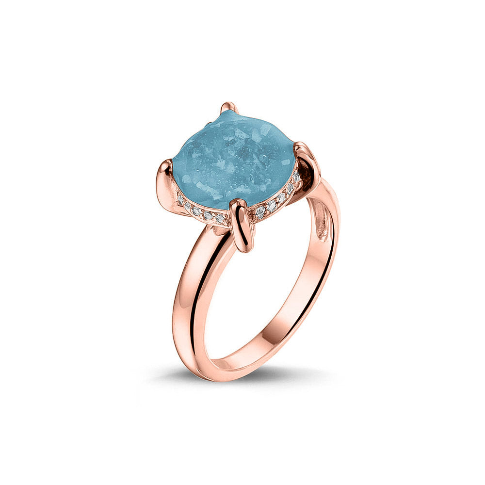 Gedenksieraad, asring 3 mm waar aan de bovenzijde zichtbaar as of haar verwerkt wordt, rondom aan de zijkant gezet met zirkonia's of diamanten naar keuze. Baby