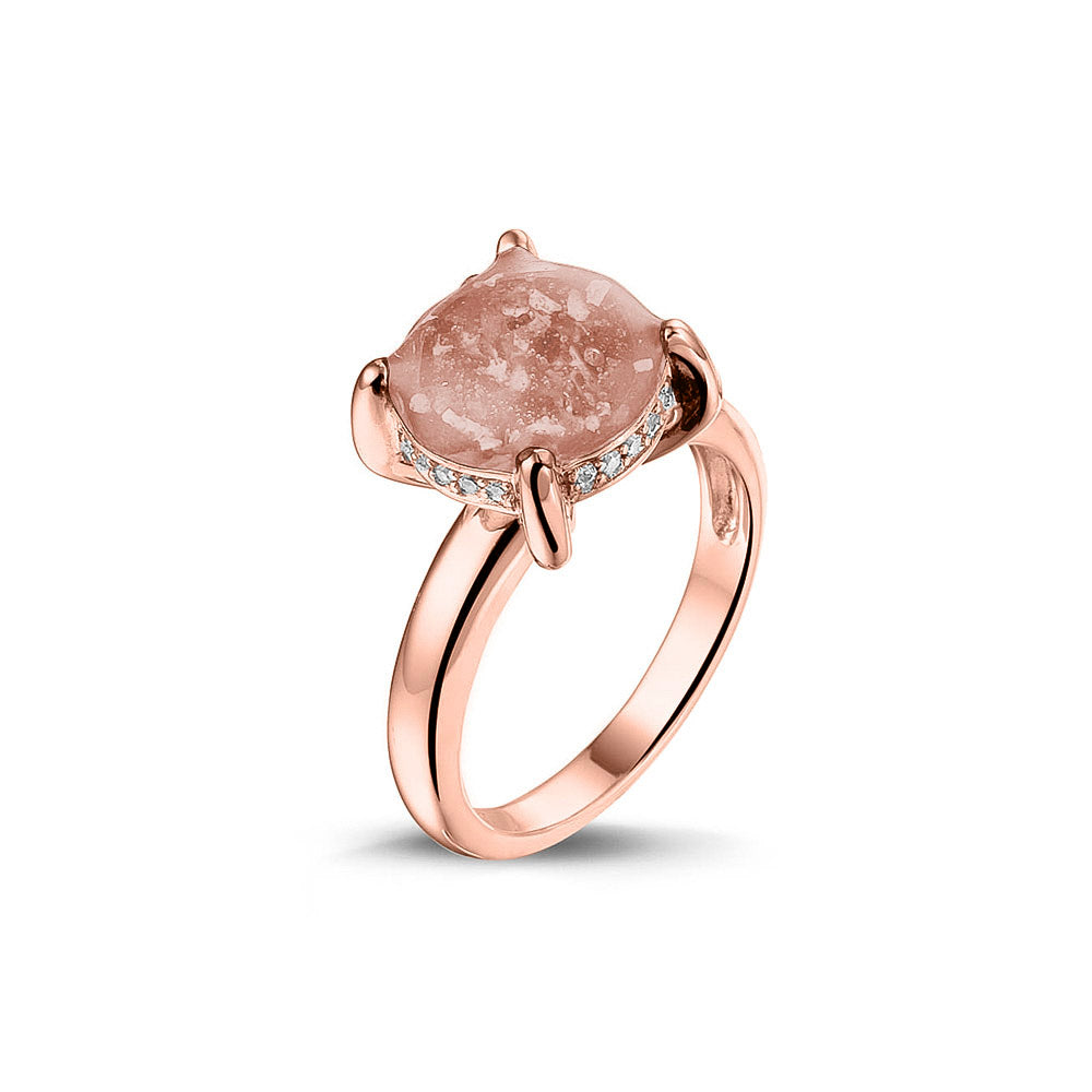 Gedenksieraad, asring 3 mm waar aan de bovenzijde zichtbaar as of haar verwerkt wordt, rondom aan de zijkant gezet met zirkonia's of diamanten naar keuze. Blush