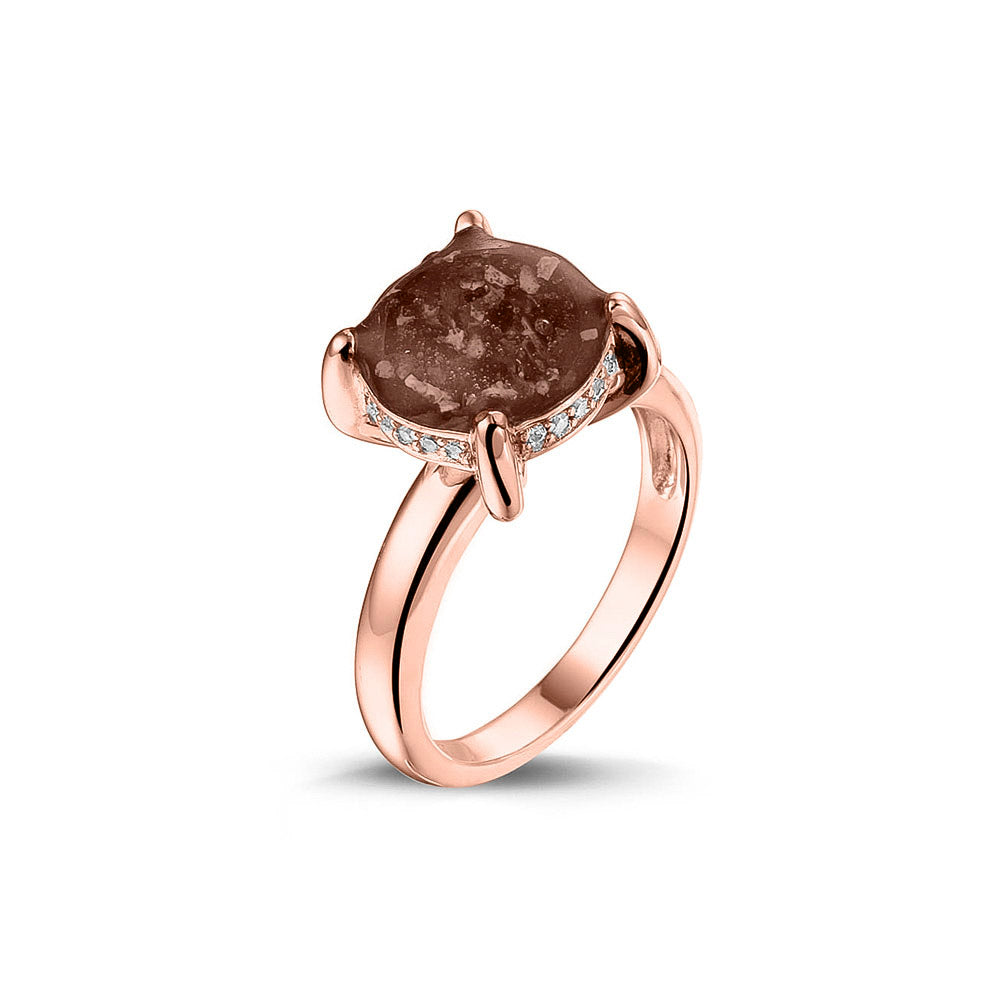 Gedenksieraad, asring 3 mm waar aan de bovenzijde zichtbaar as of haar verwerkt wordt, rondom aan de zijkant gezet met zirkonia's of diamanten naar keuze. Brown