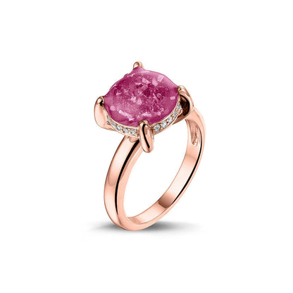 Gedenksieraad, asring 3 mm waar aan de bovenzijde zichtbaar as of haar verwerkt wordt, rondom aan de zijkant gezet met zirkonia's of diamanten naar keuze. Fluo