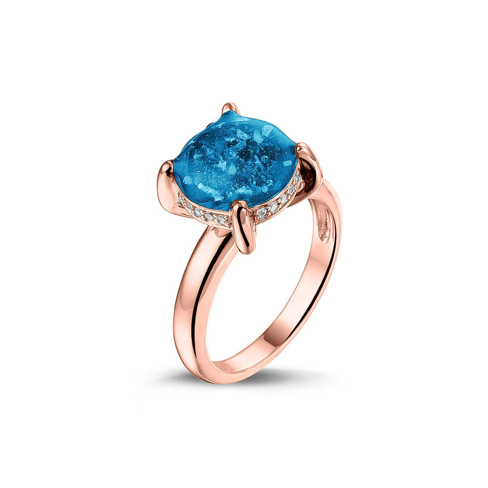 Gedenksieraad, asring 3 mm waar aan de bovenzijde zichtbaar as of haar verwerkt wordt, rondom aan de zijkant gezet met zirkonia's of diamanten naar keuze. Marine