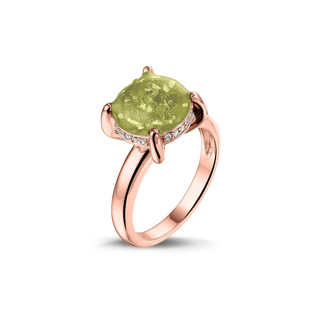 Gedenksieraad, asring 3 mm waar aan de bovenzijde zichtbaar as of haar verwerkt wordt, rondom aan de zijkant gezet met zirkonia's of diamanten naar keuze. Olive