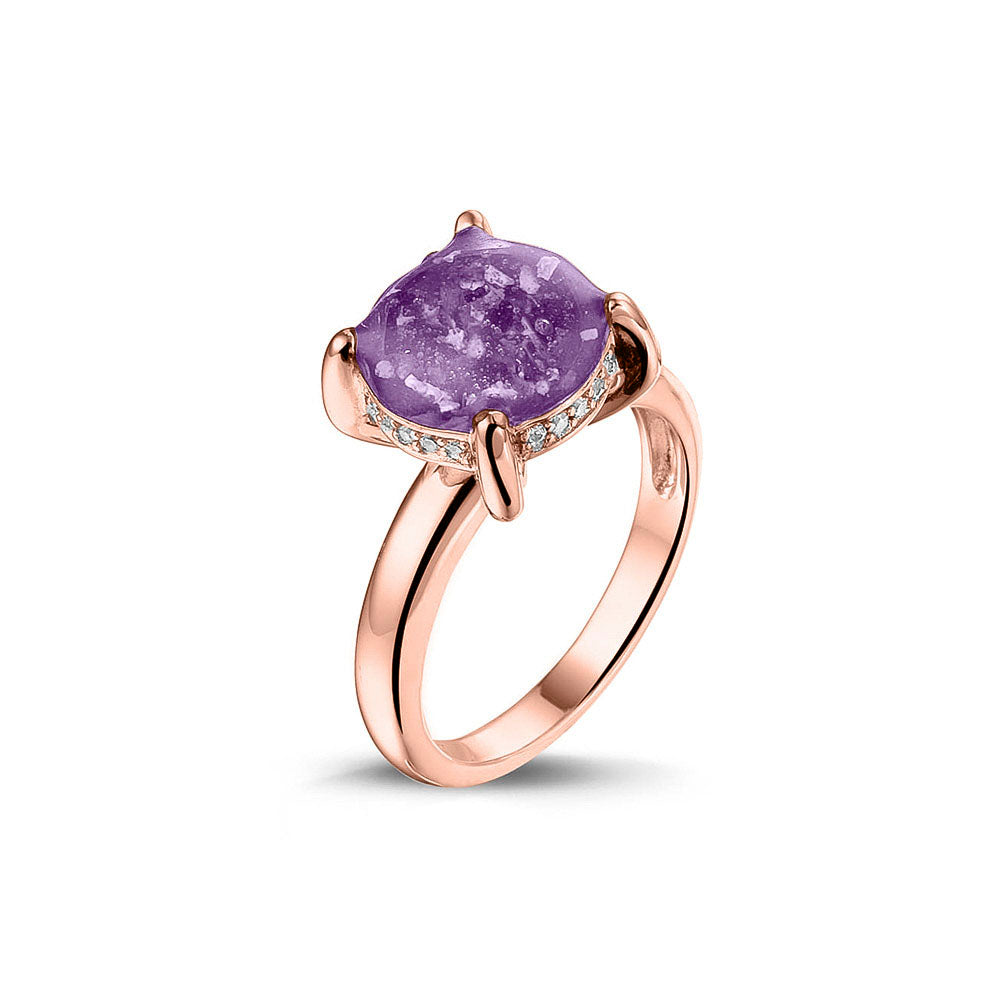 Gedenksieraad, asring 3 mm waar aan de bovenzijde zichtbaar as of haar verwerkt wordt, rondom aan de zijkant gezet met zirkonia's of diamanten naar keuze. Purple