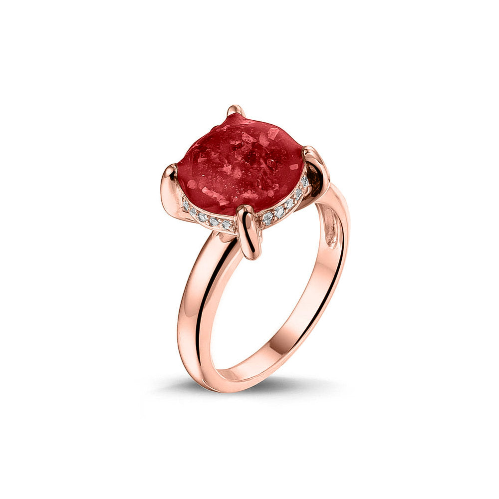 Gedenksieraad, asring 3 mm waar aan de bovenzijde zichtbaar as of haar verwerkt wordt, rondom aan de zijkant gezet met zirkonia's of diamanten naar keuze. Red