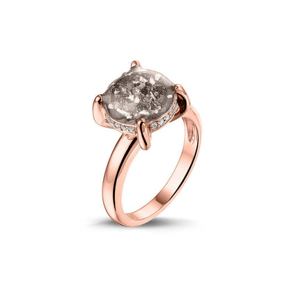 Gedenksieraad, asring 3 mm waar aan de bovenzijde zichtbaar as of haar verwerkt wordt, rondom aan de zijkant gezet met zirkonia's of diamanten naar keuze. Silver